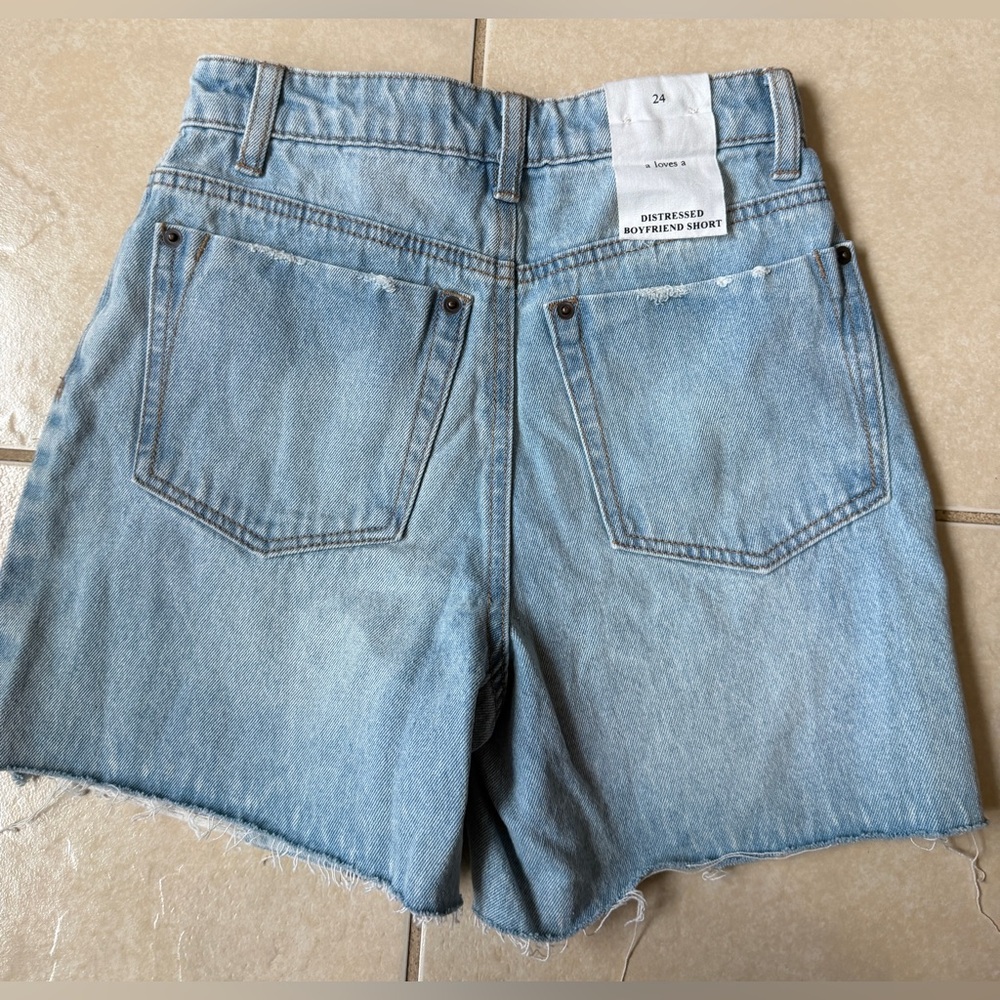 a loves a Women’s 24 Blue Frayed Cut Off Hem Distressed Denim Boyfriend Shorts - Picture 10 of 12